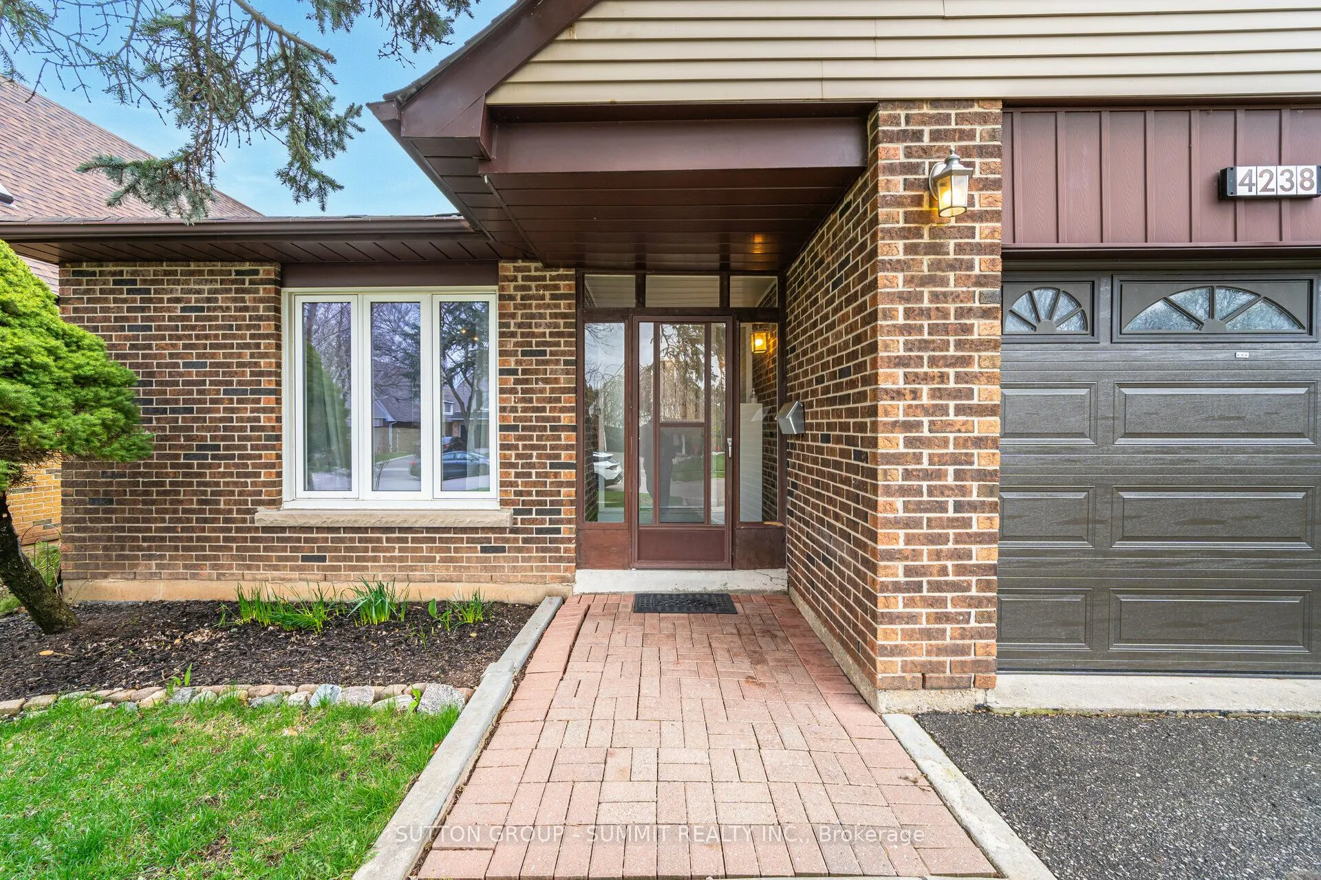 4238 Treetop Crescent