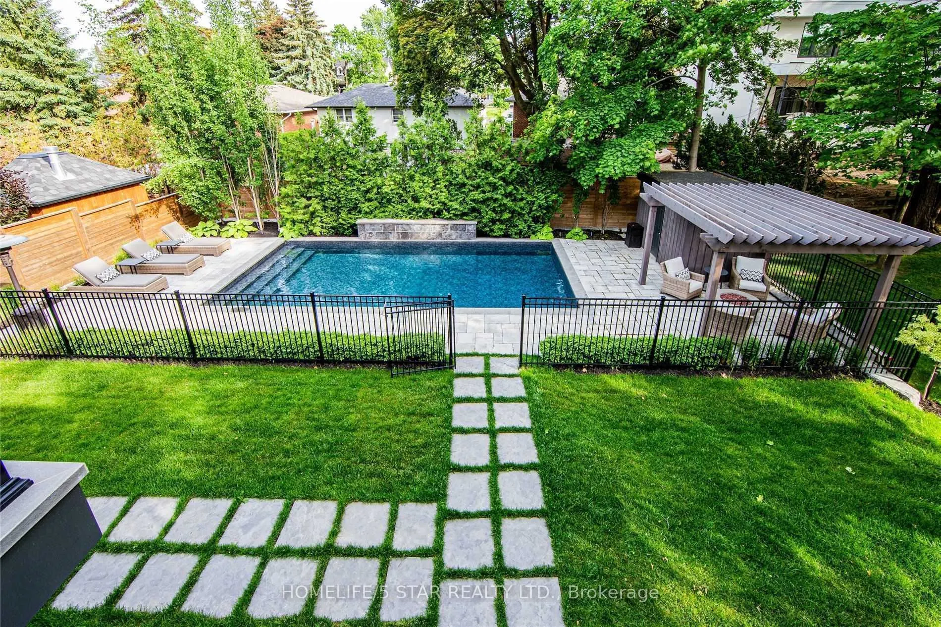 25 YORKLEIGH Avenue