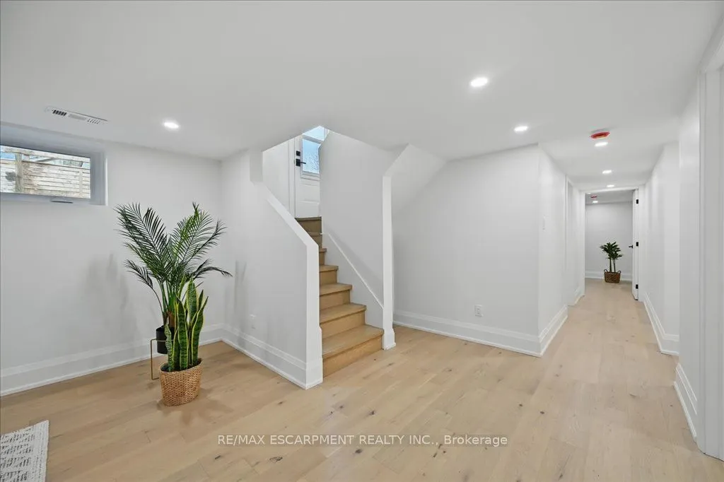 869 CONDOR Drive