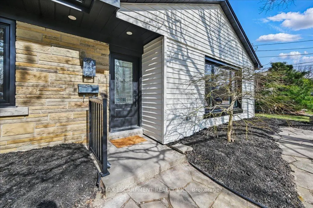 869 CONDOR Drive