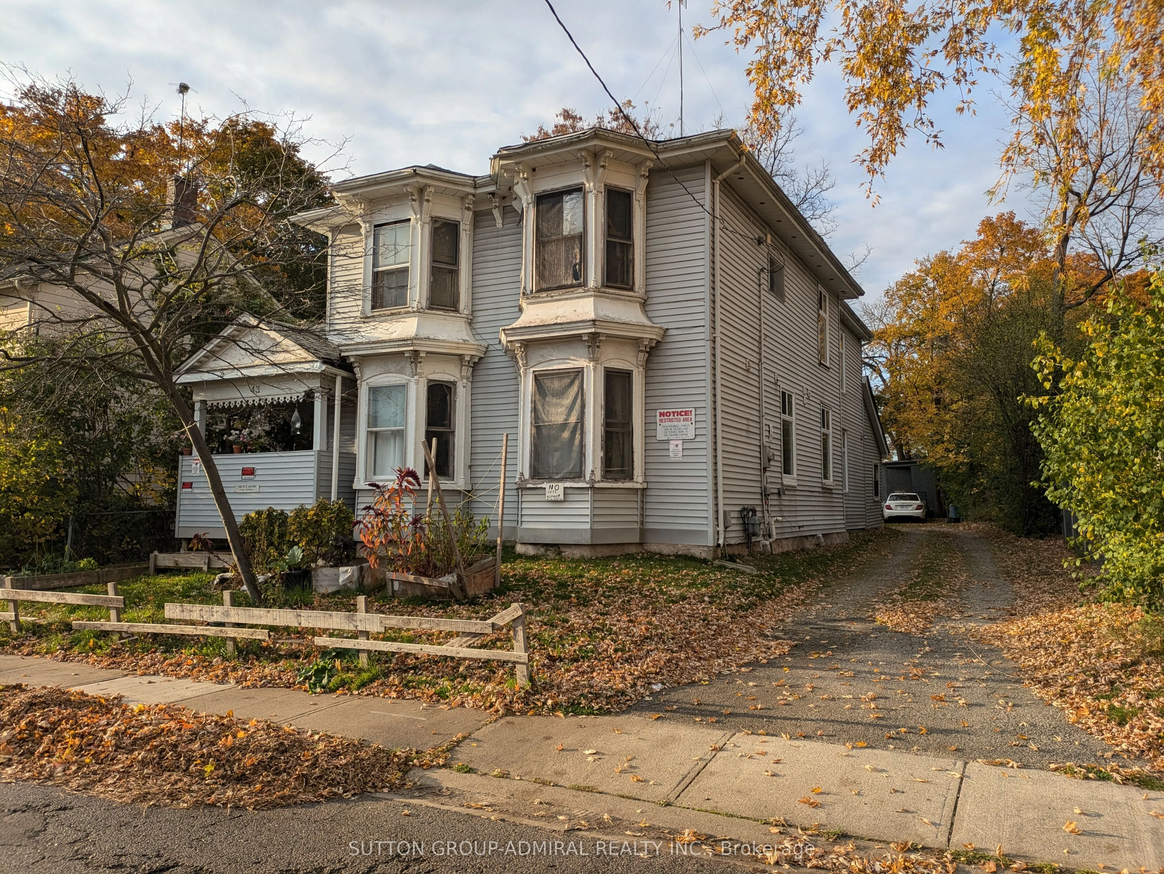 43 Elizabeth Street N
