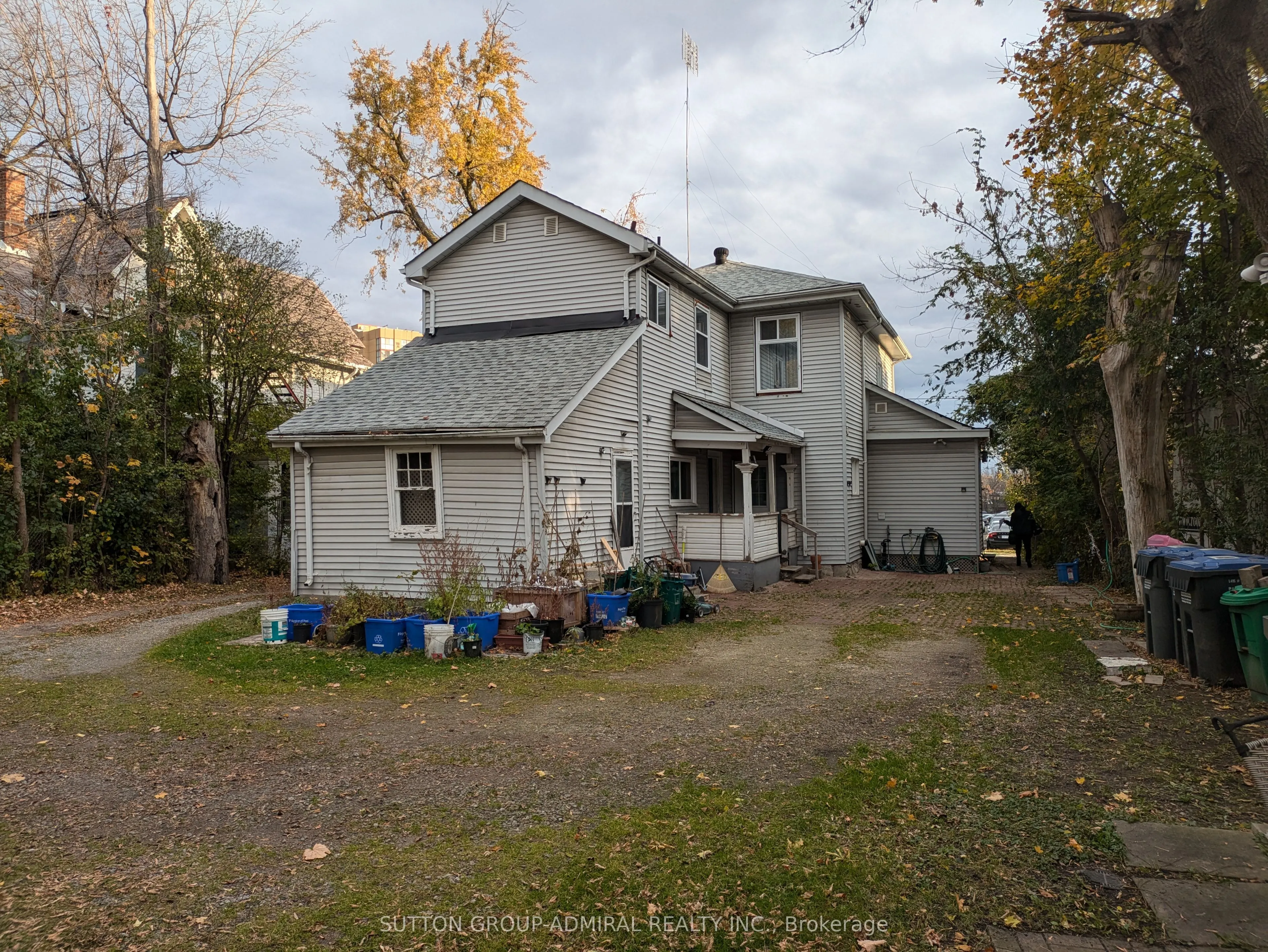 43 Elizabeth Street N