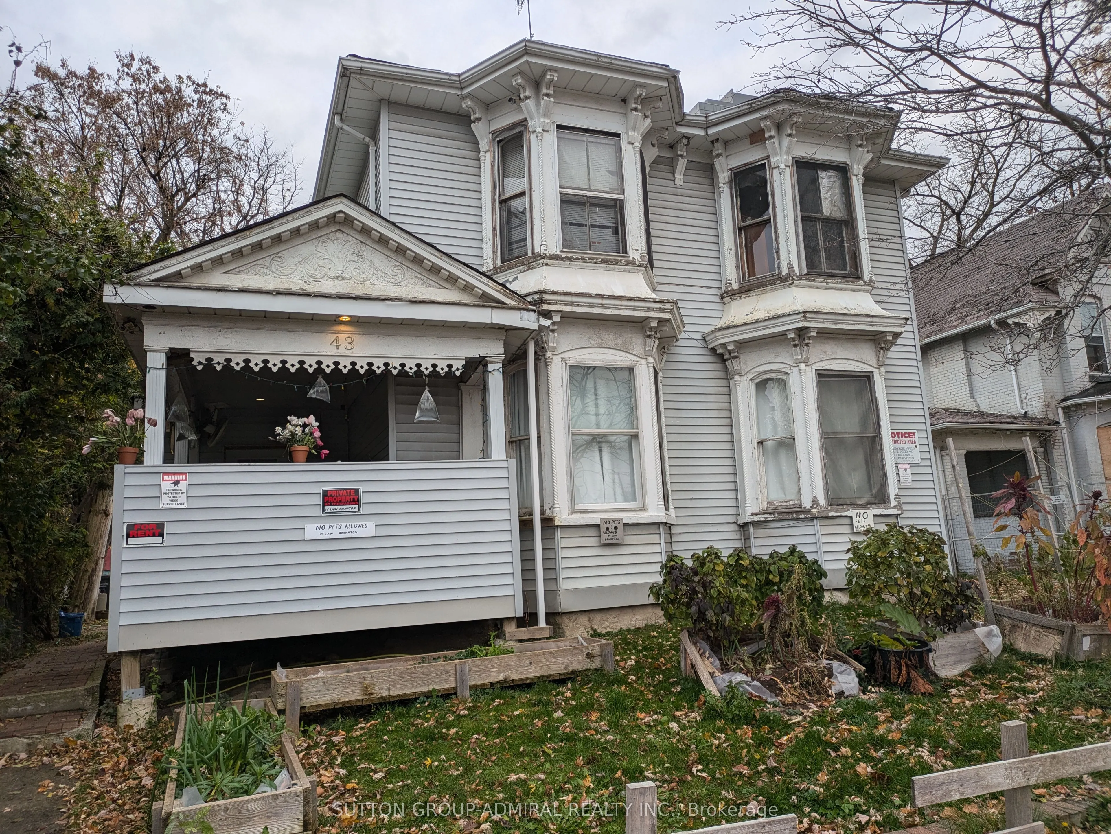 43 Elizabeth Street N