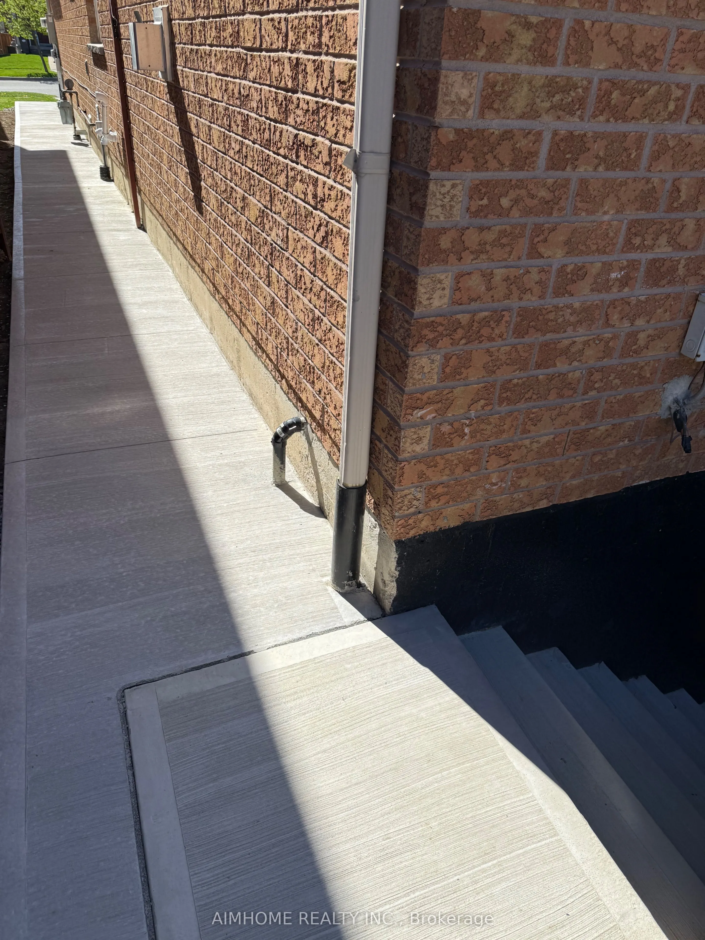 87 Nahani Way, #Lower