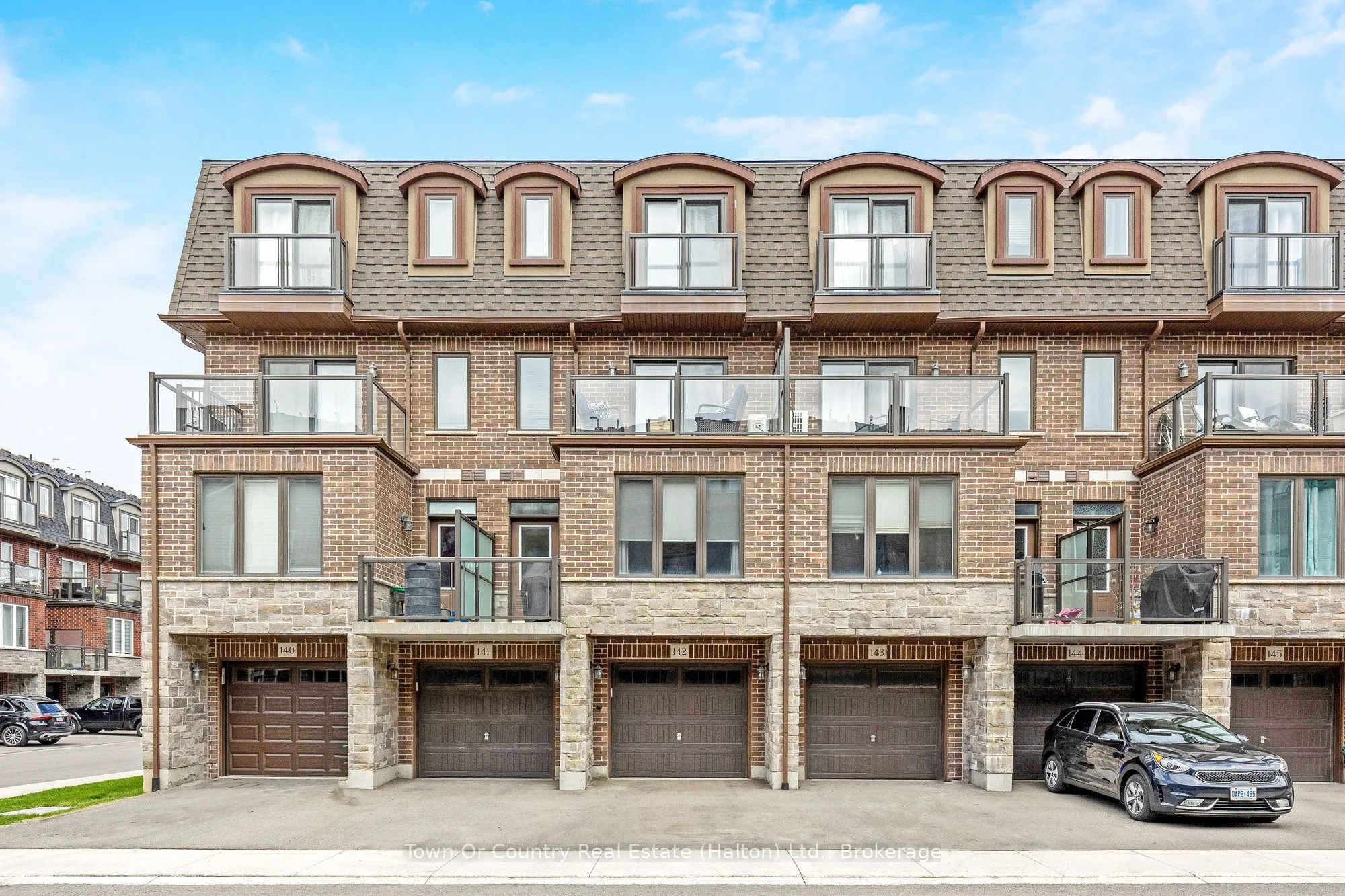 445 Ontario Street S, #142