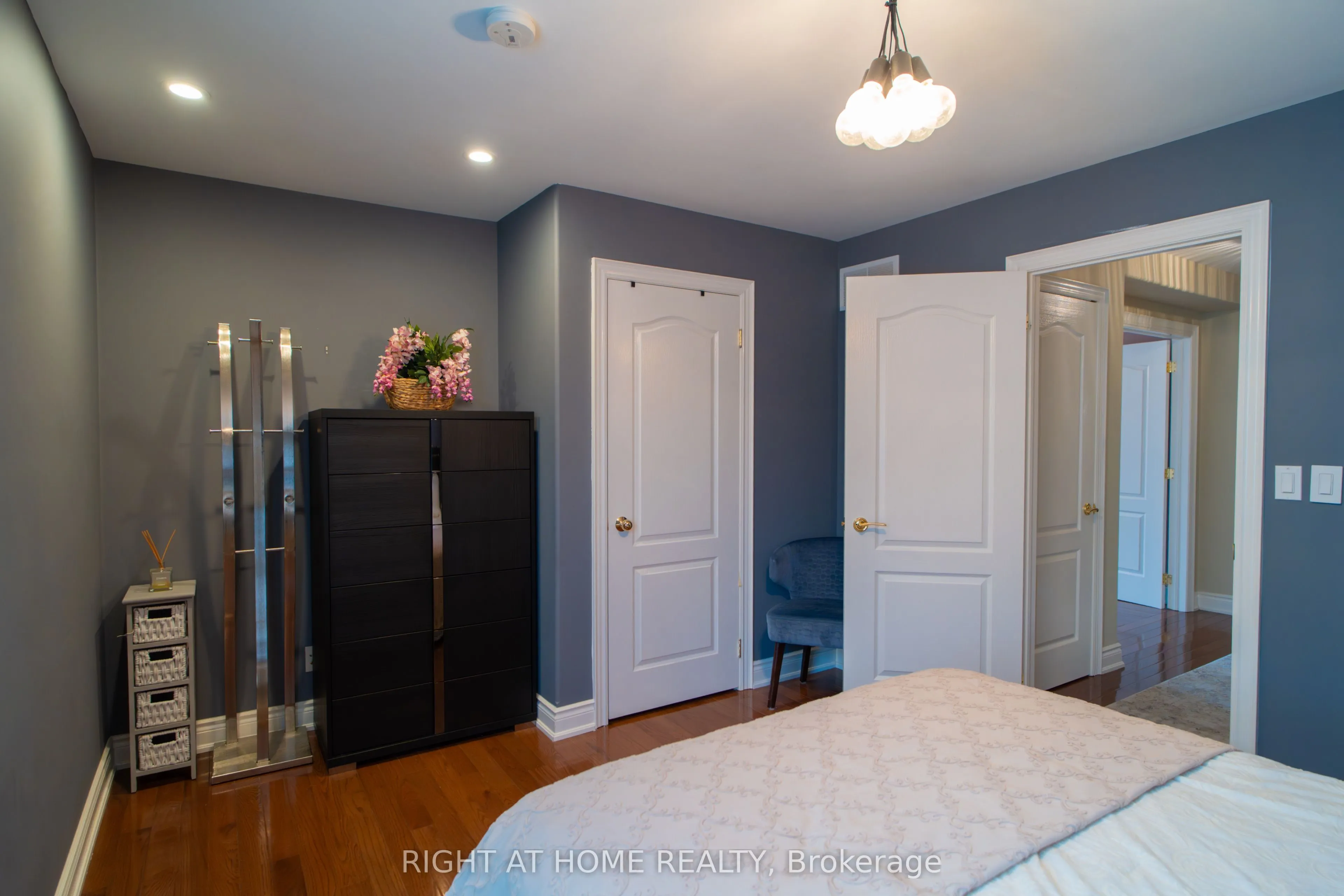 593 Renshaw Court