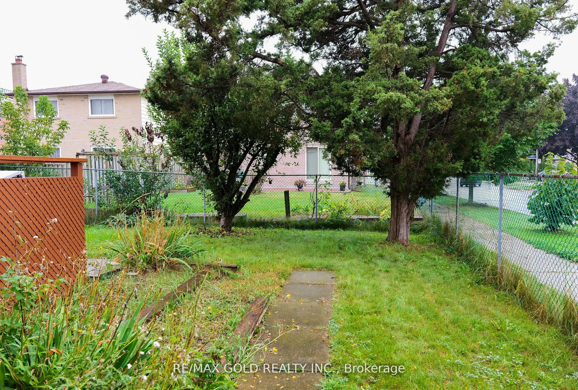 40 Glen Hollow Avenue