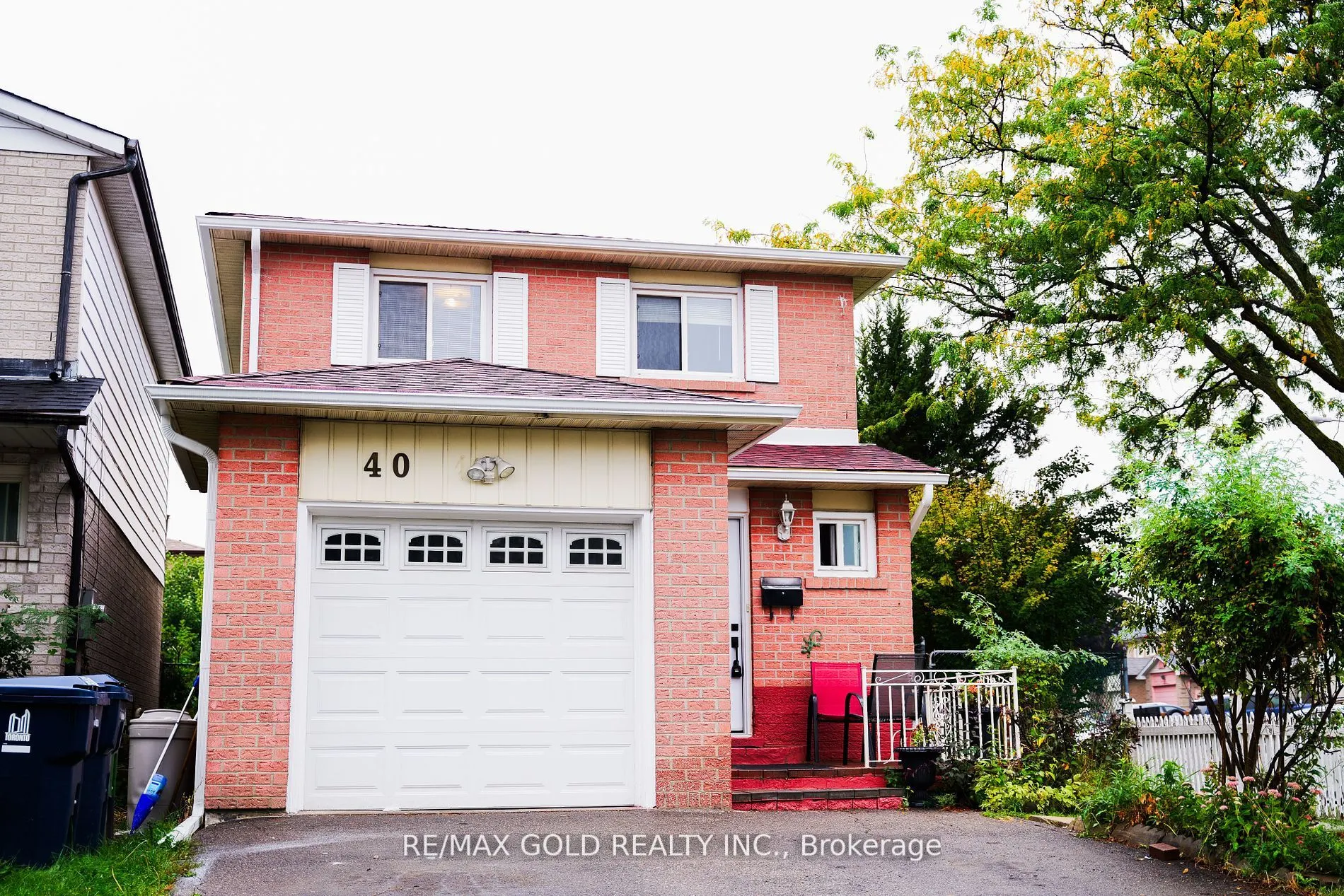 40 Glen Hollow Avenue