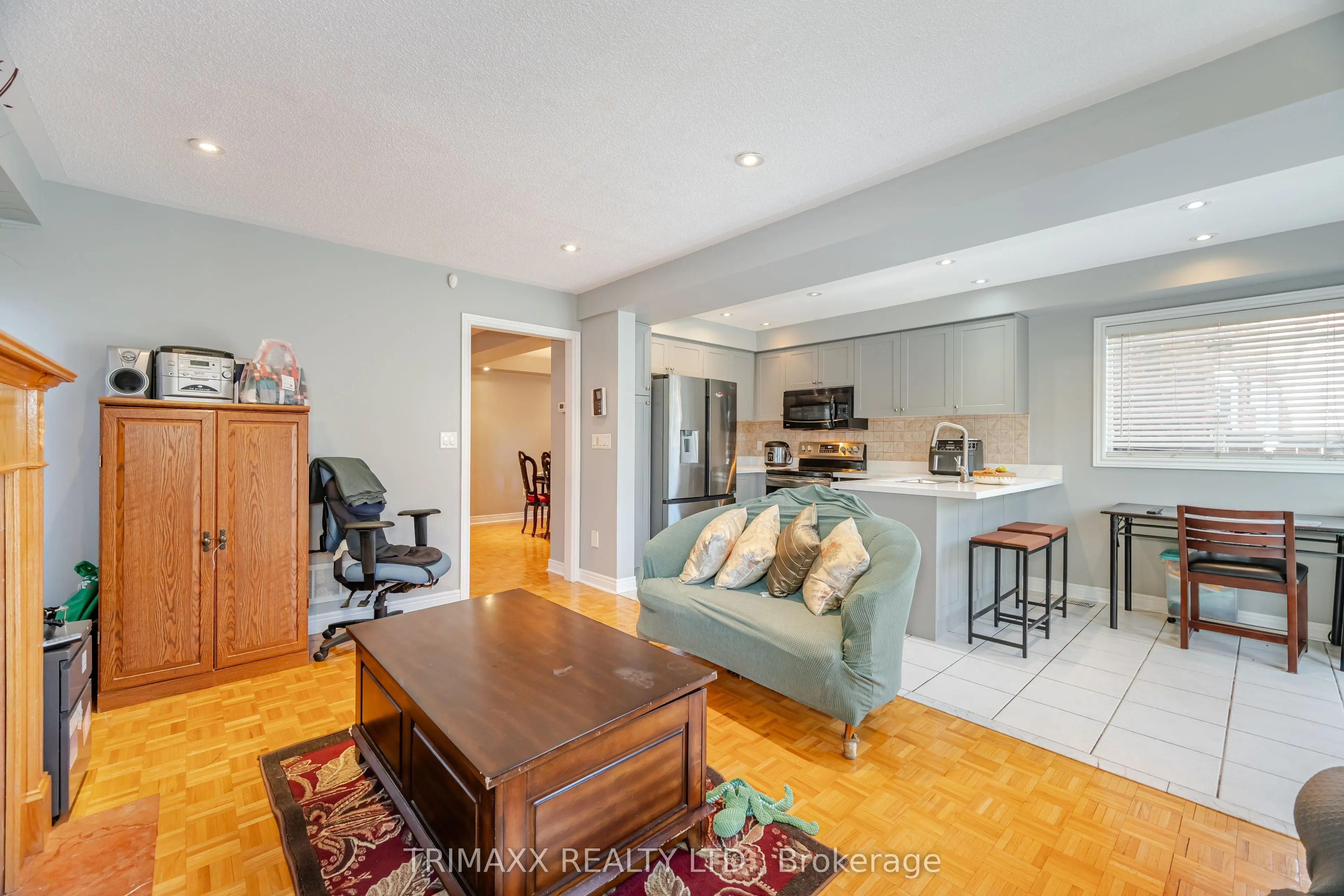 330 Ellwood Drive W