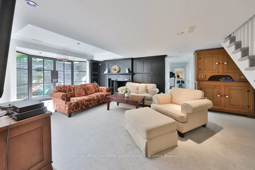 905 Sangster Avenue