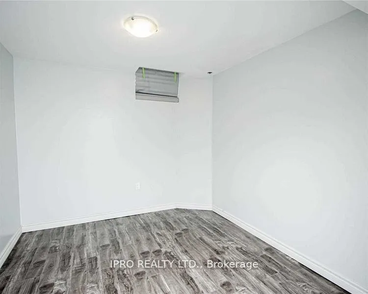 424 Jay Crescent