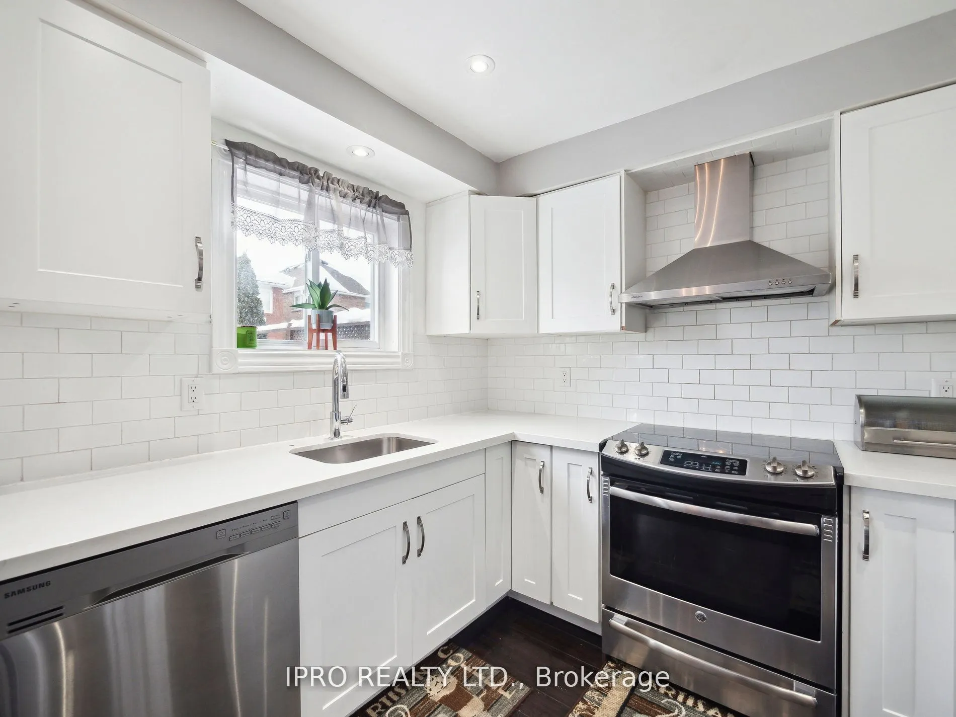 424 Jay Crescent