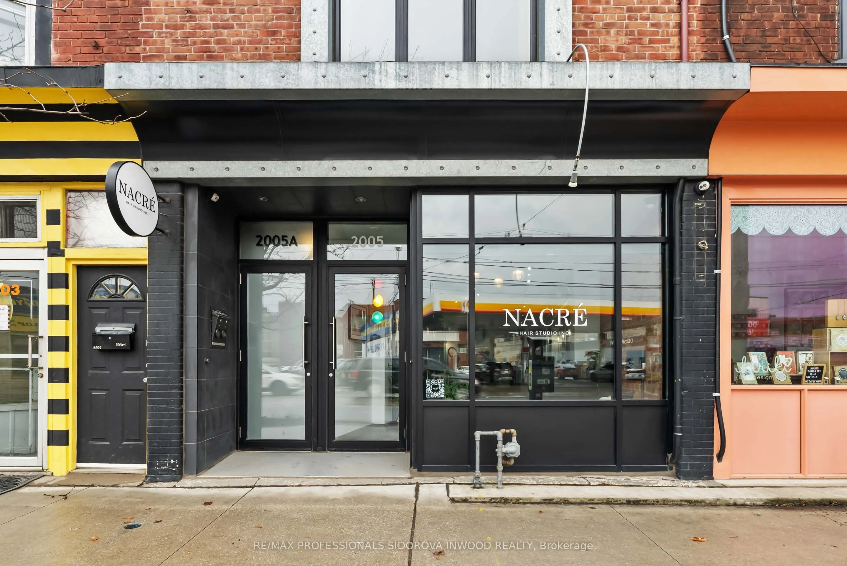 2005 Dundas Street W