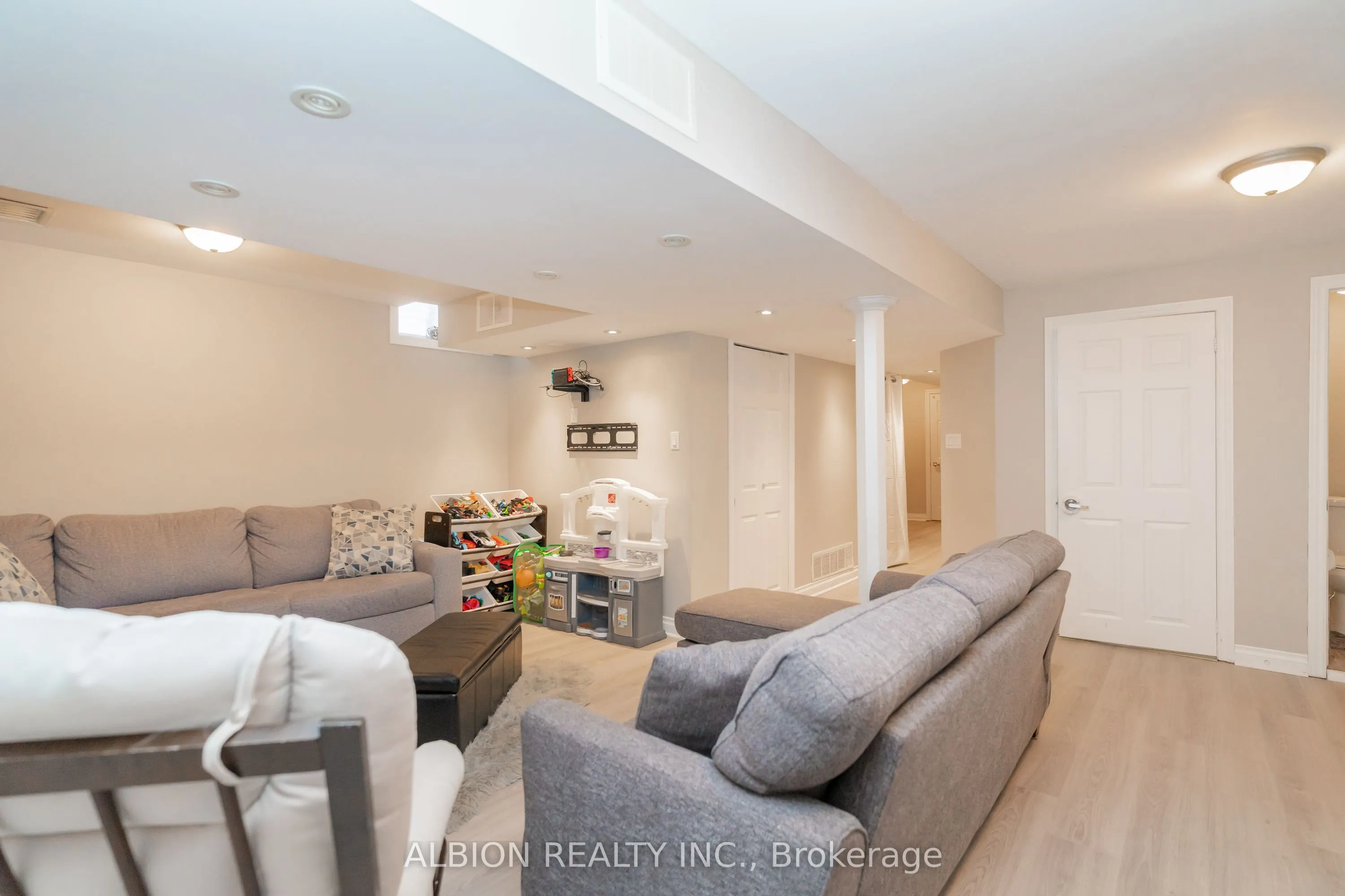 40 Emily Carr Crescent