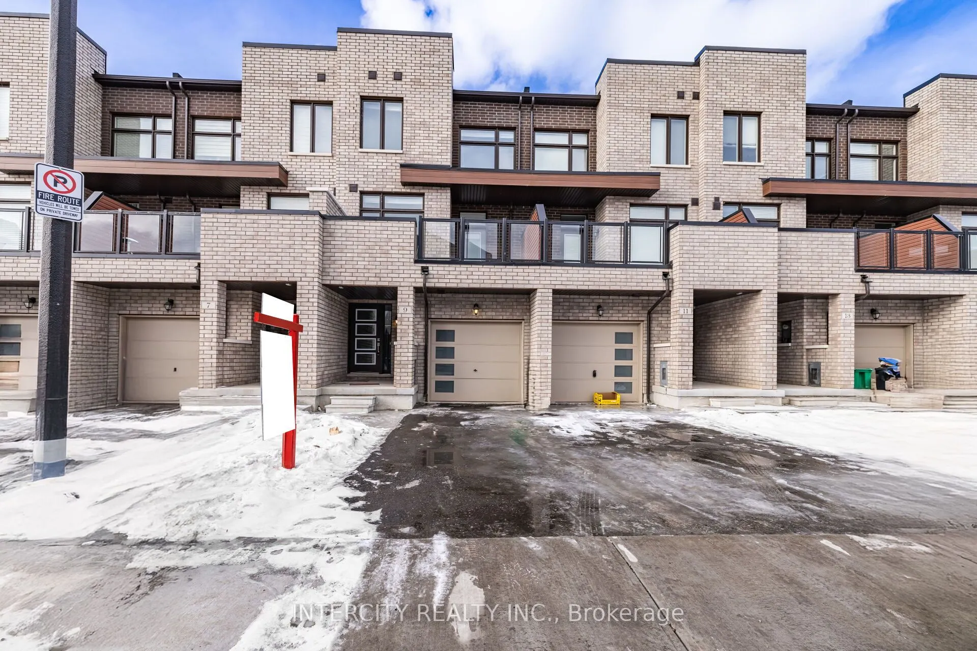9 Queenpost Drive