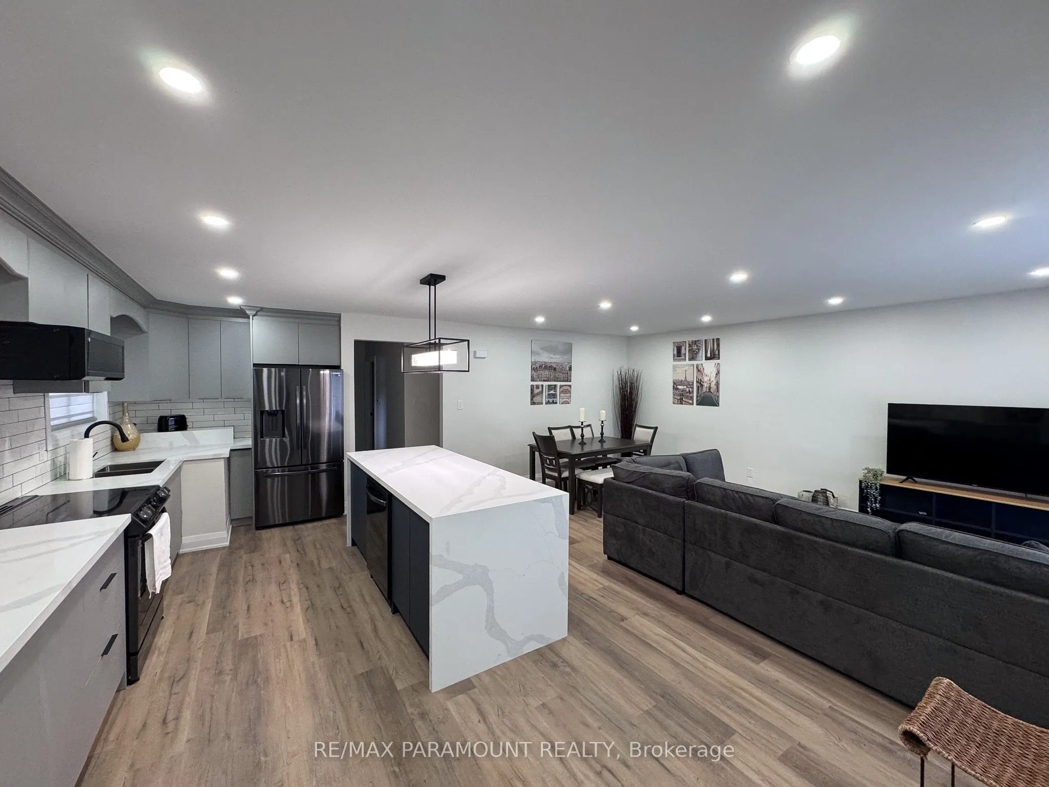 166 Kingsview Boulevard