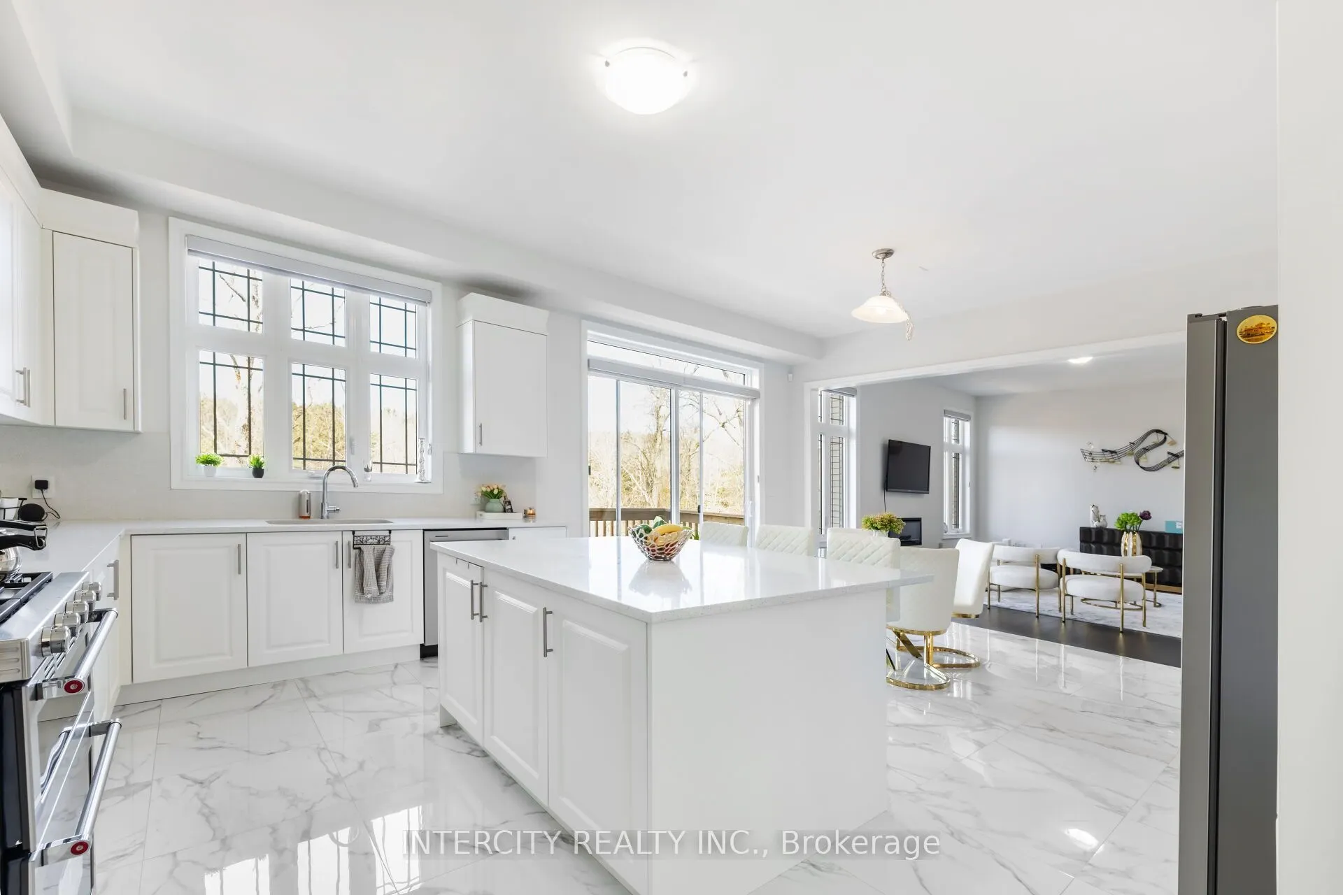 91 Raspberry Ridge Avenue
