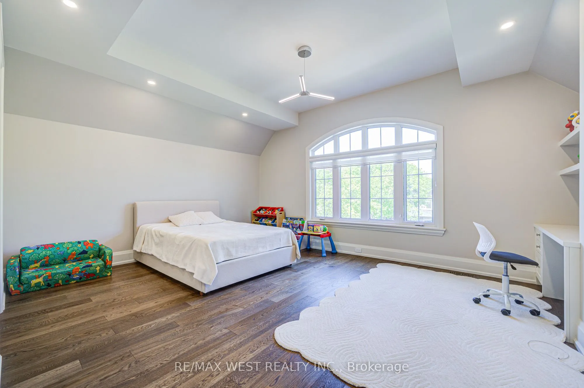 2194 Haygate Crescent