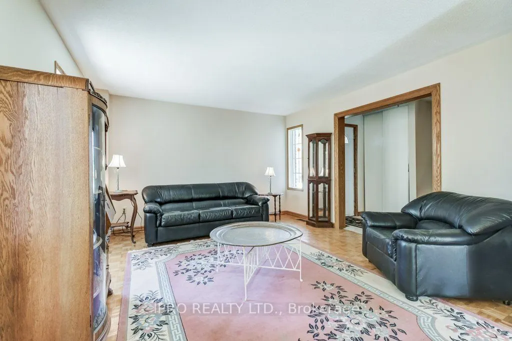195 Howard Crescent