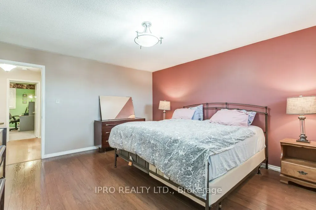 195 Howard Crescent