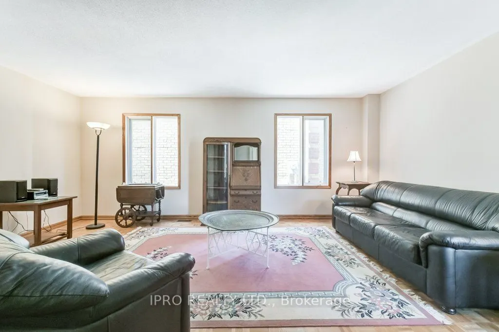195 Howard Crescent