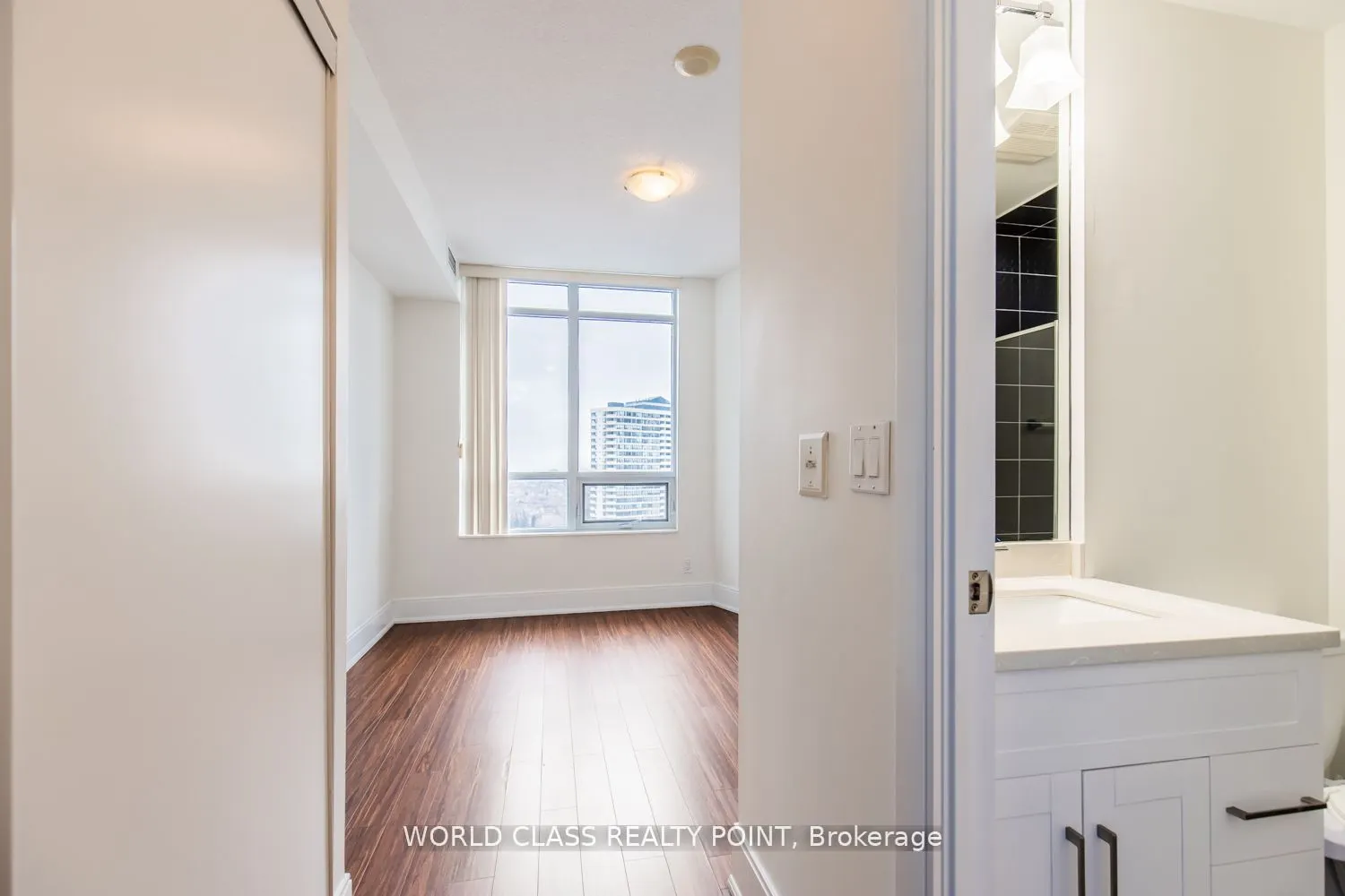 330 Burnhamthorpe Road W, #1402