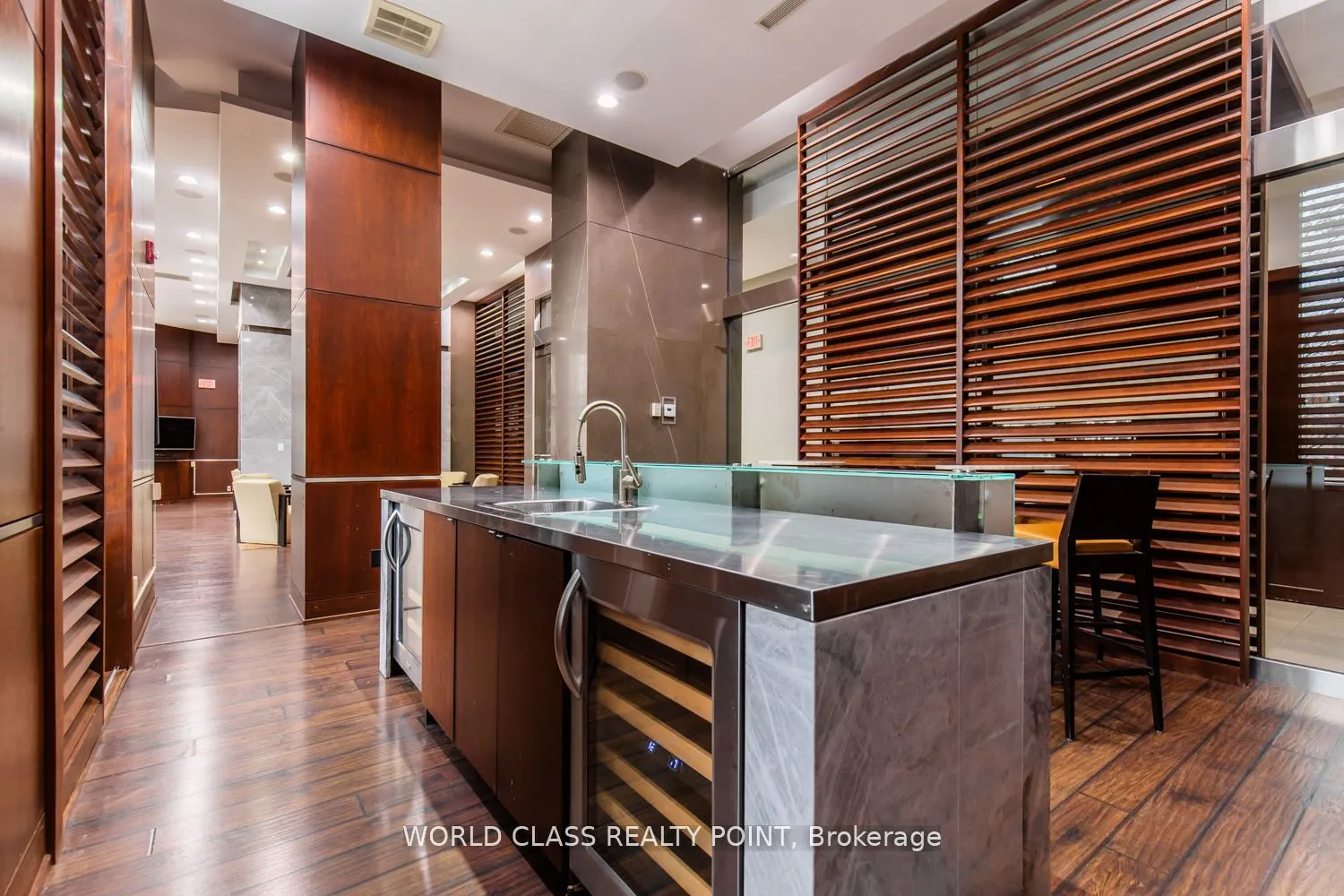 330 Burnhamthorpe Road W, #1402