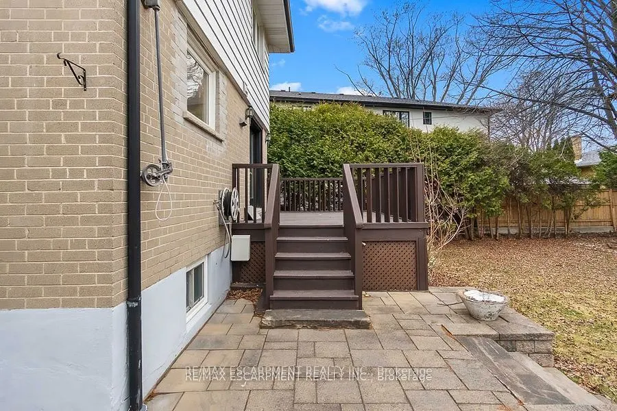 561 Wingrove Crescent