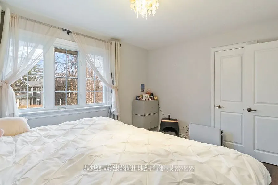 561 Wingrove Crescent