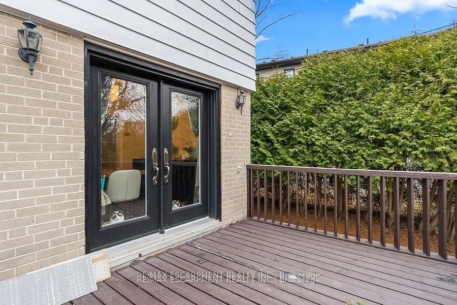 561 Wingrove Crescent