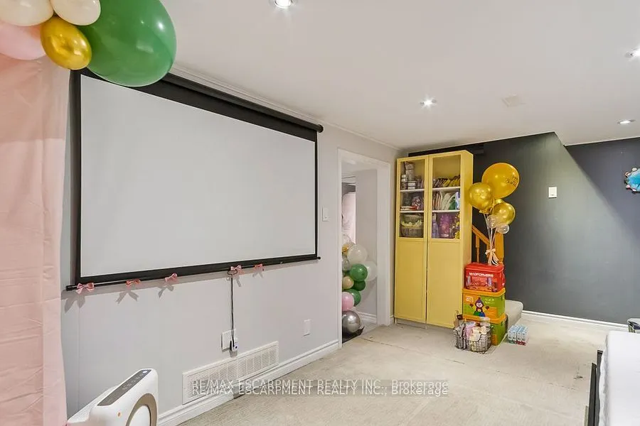 561 Wingrove Crescent