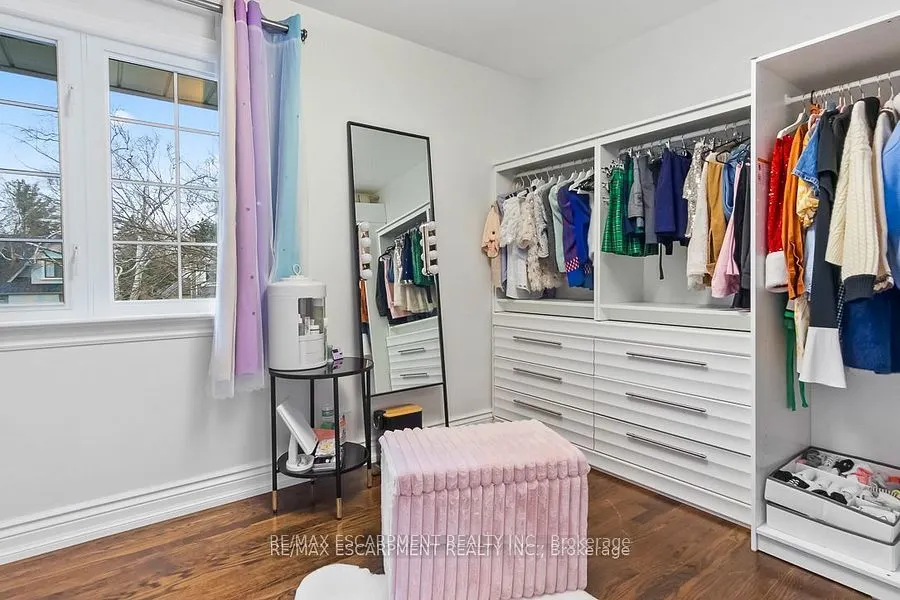 561 Wingrove Crescent