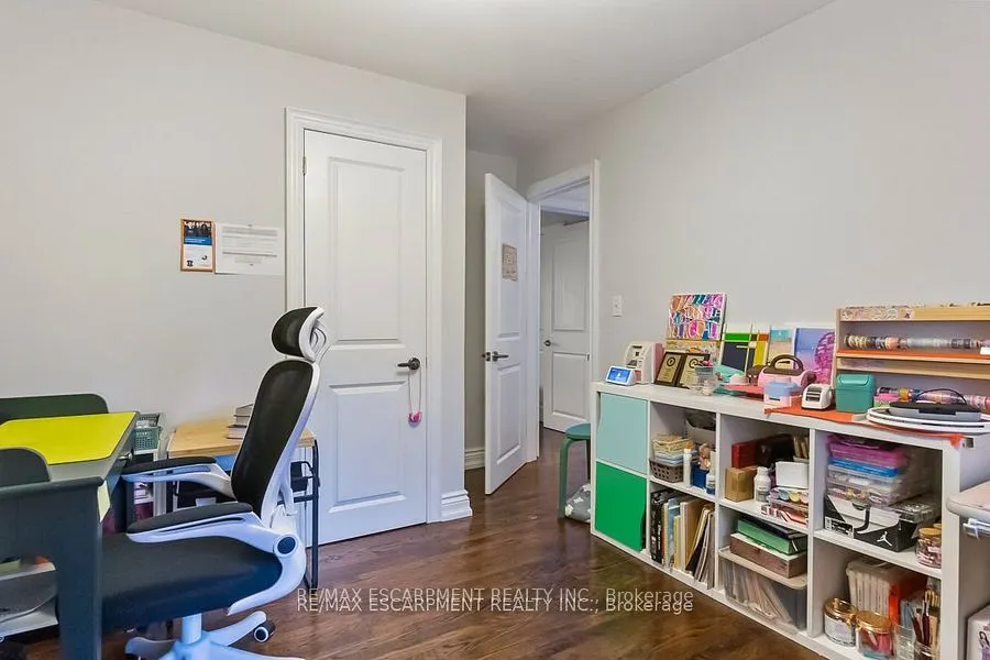 561 Wingrove Crescent