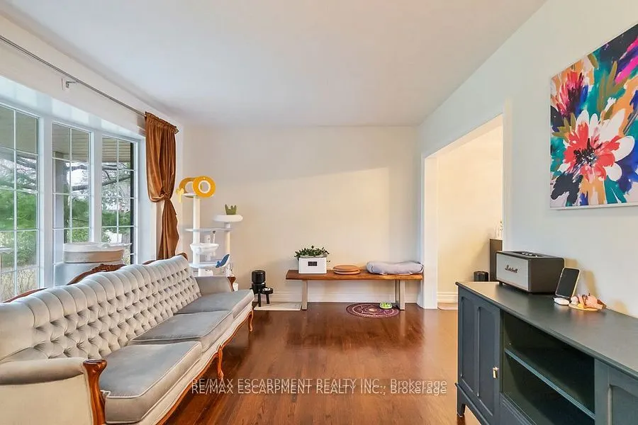 561 Wingrove Crescent