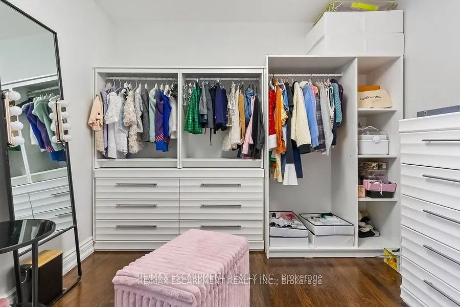 561 Wingrove Crescent