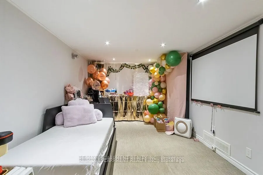 561 Wingrove Crescent