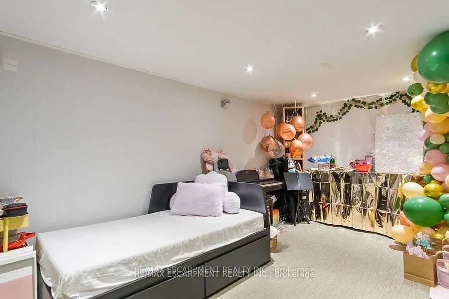 561 Wingrove Crescent