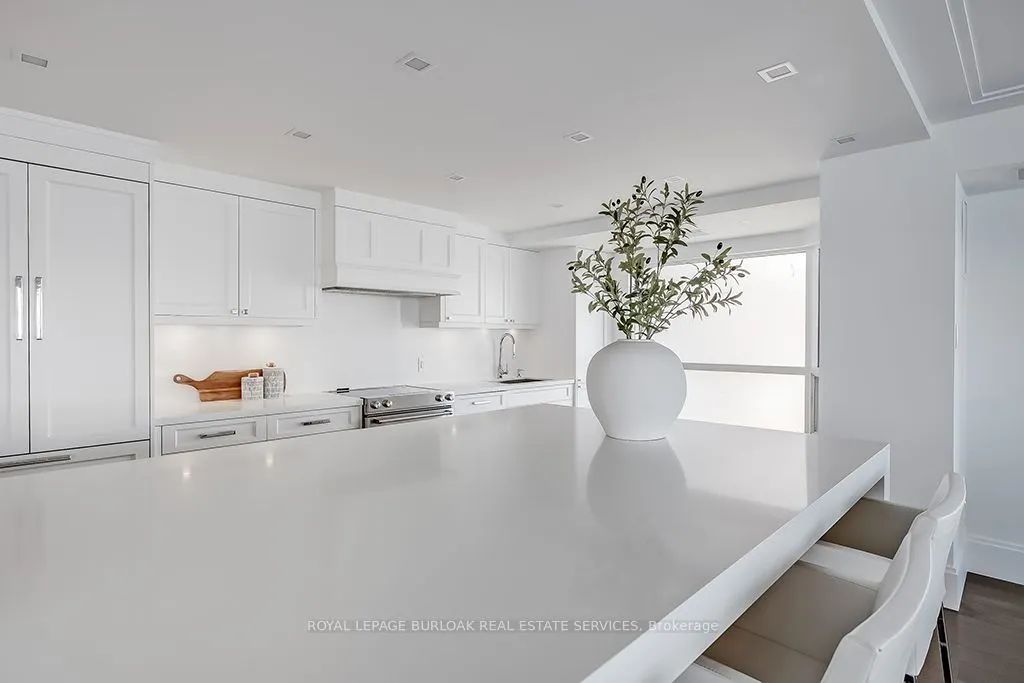 2190 Lakeshore Road, #605