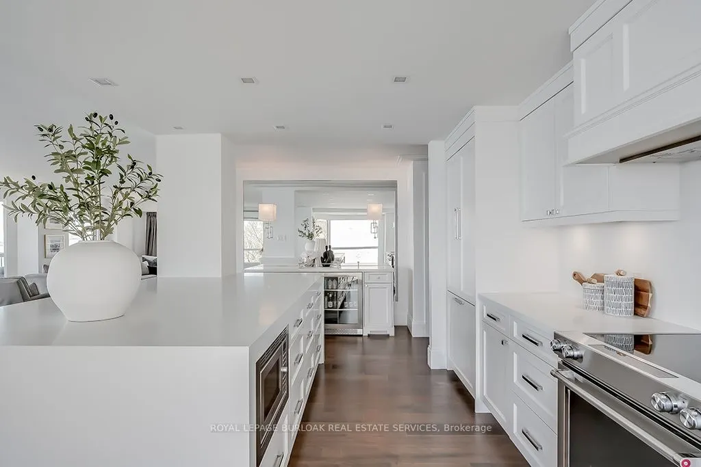 2190 Lakeshore Road, #605