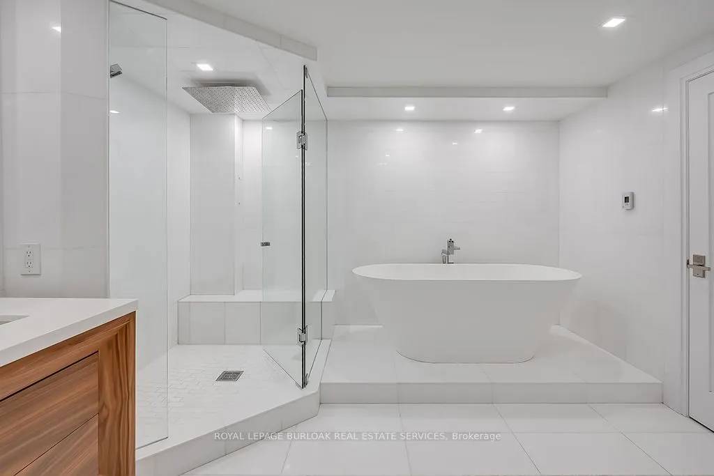 2190 Lakeshore Road, #605