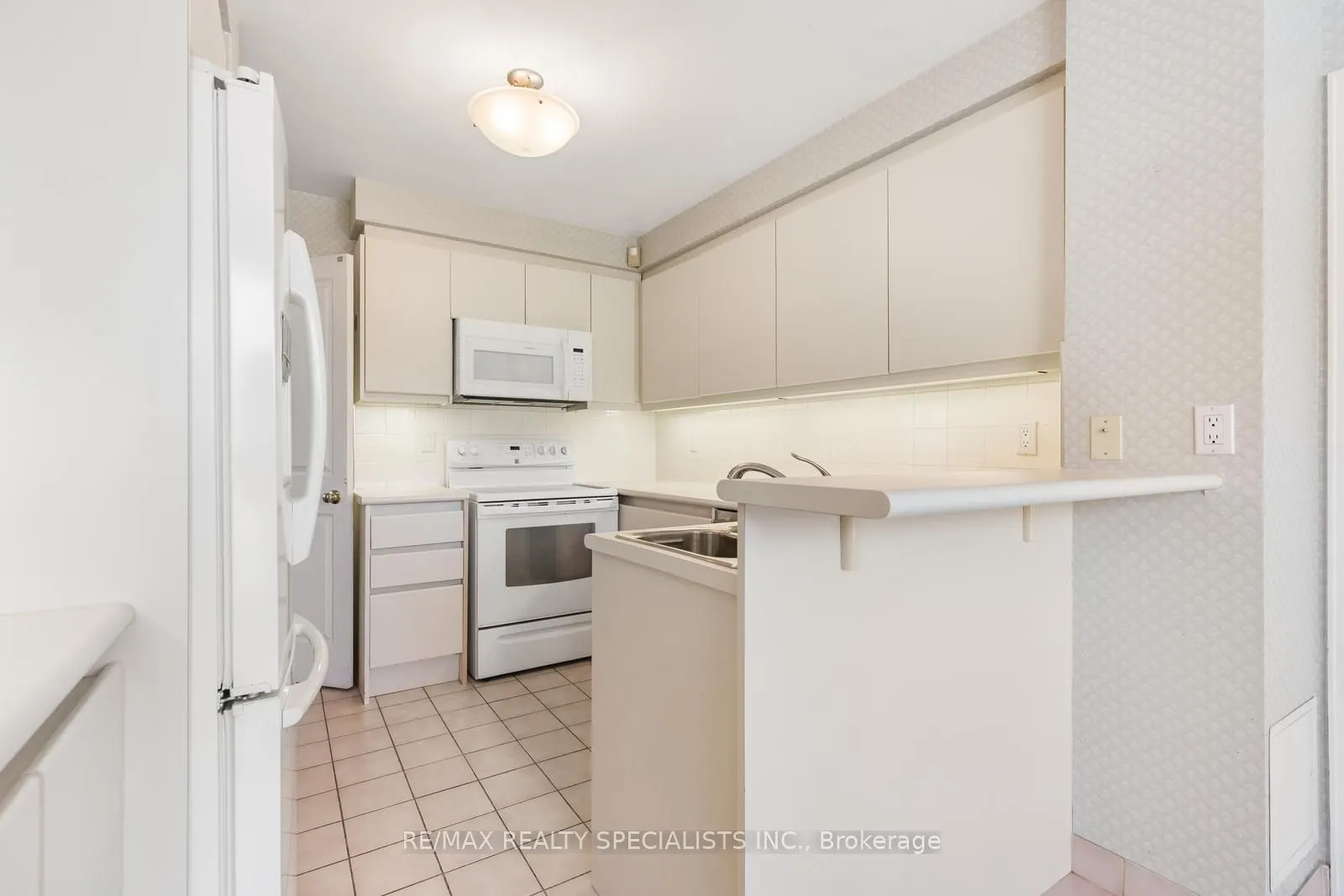 1800 The Collegeway, #204