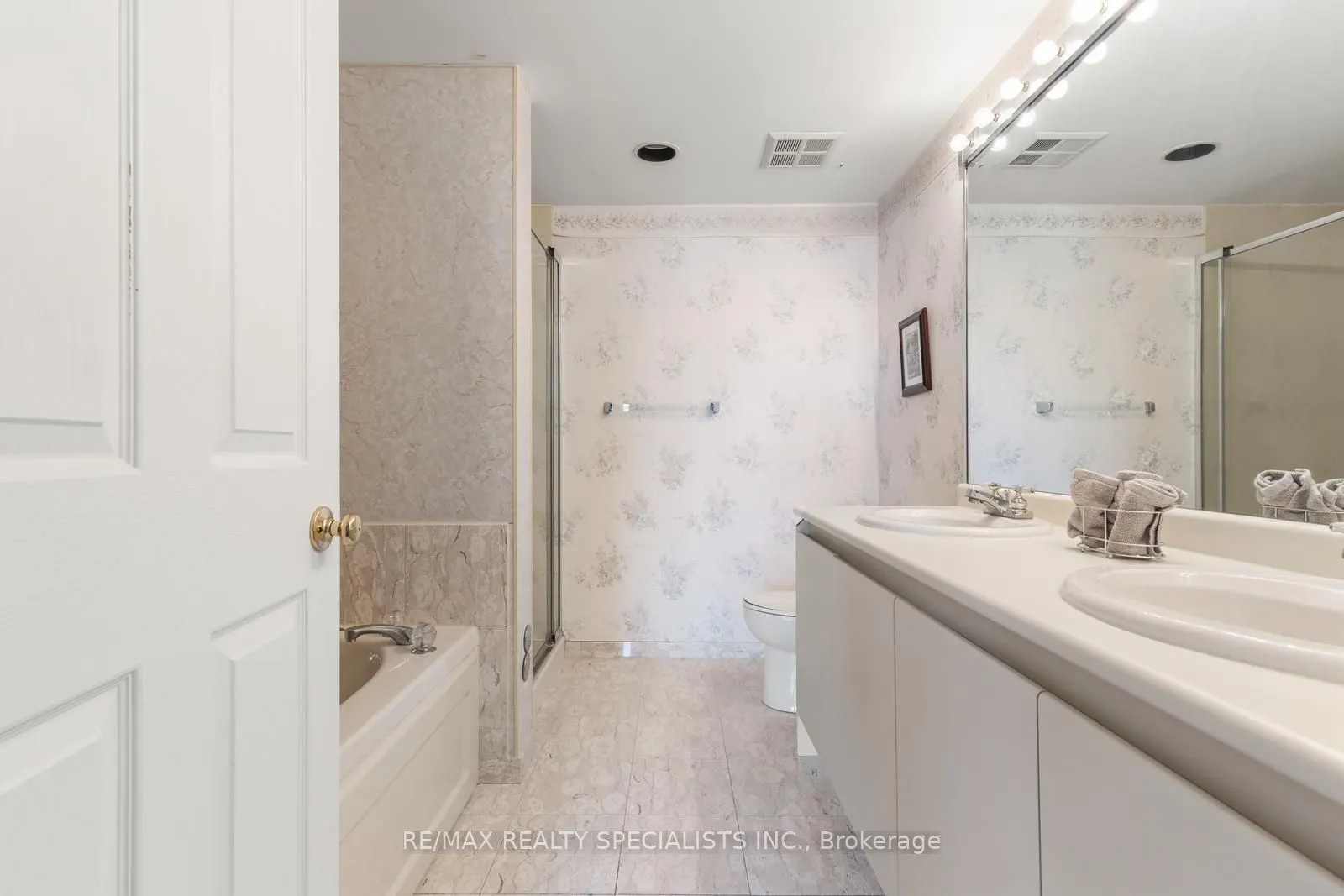 1800 The Collegeway, #204