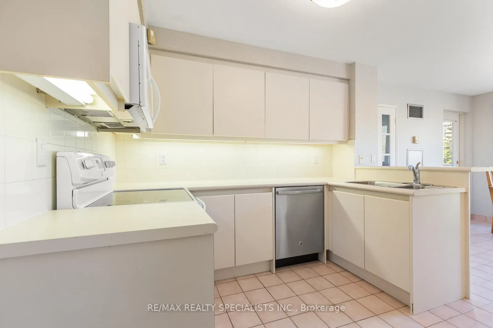1800 The Collegeway, #204