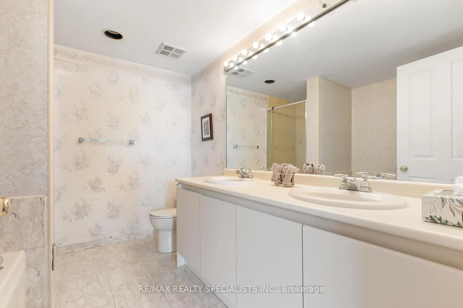 1800 The Collegeway, #204