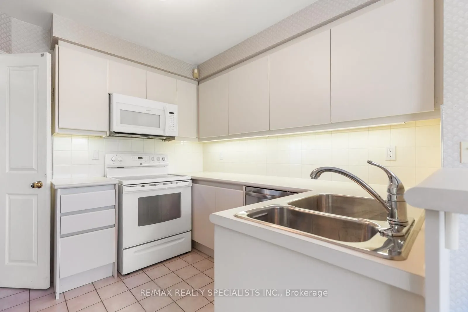1800 The Collegeway, #204