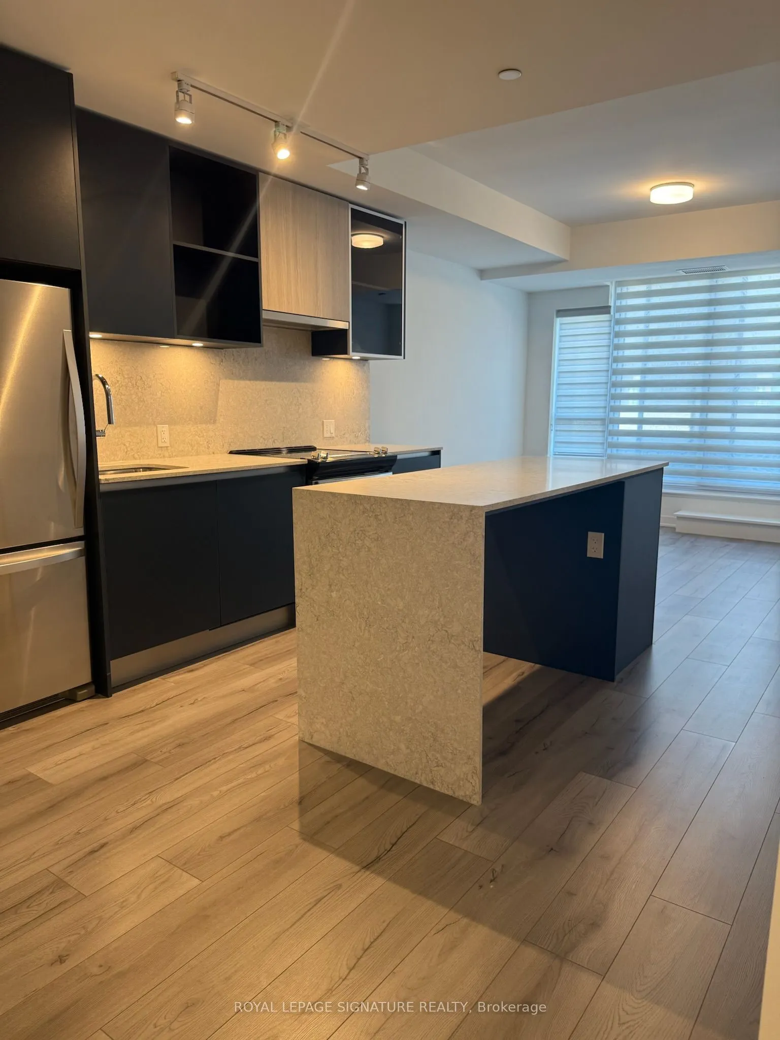 395 Dundas Street W, #325
