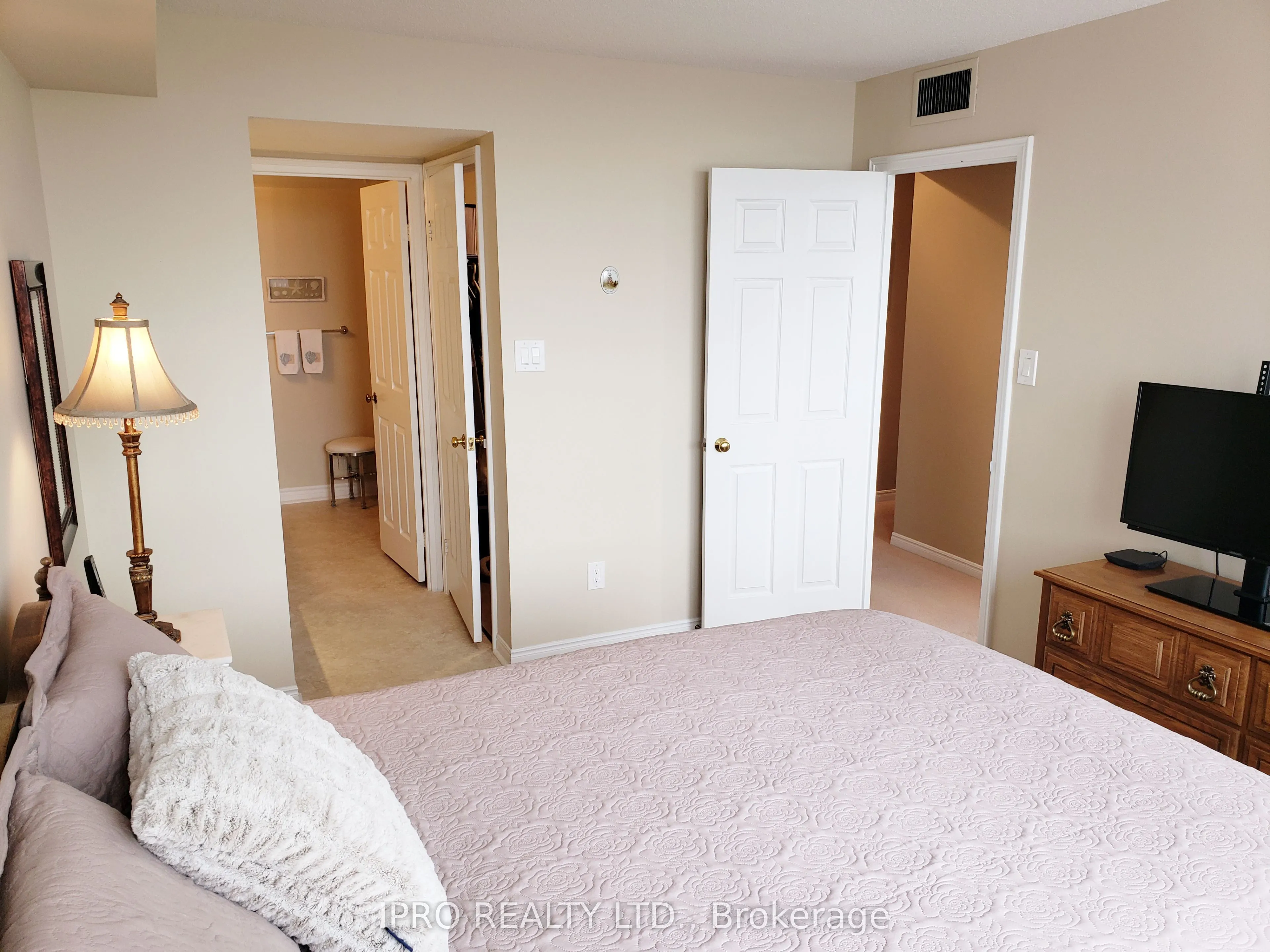 1360 Rathburn Road E, #808