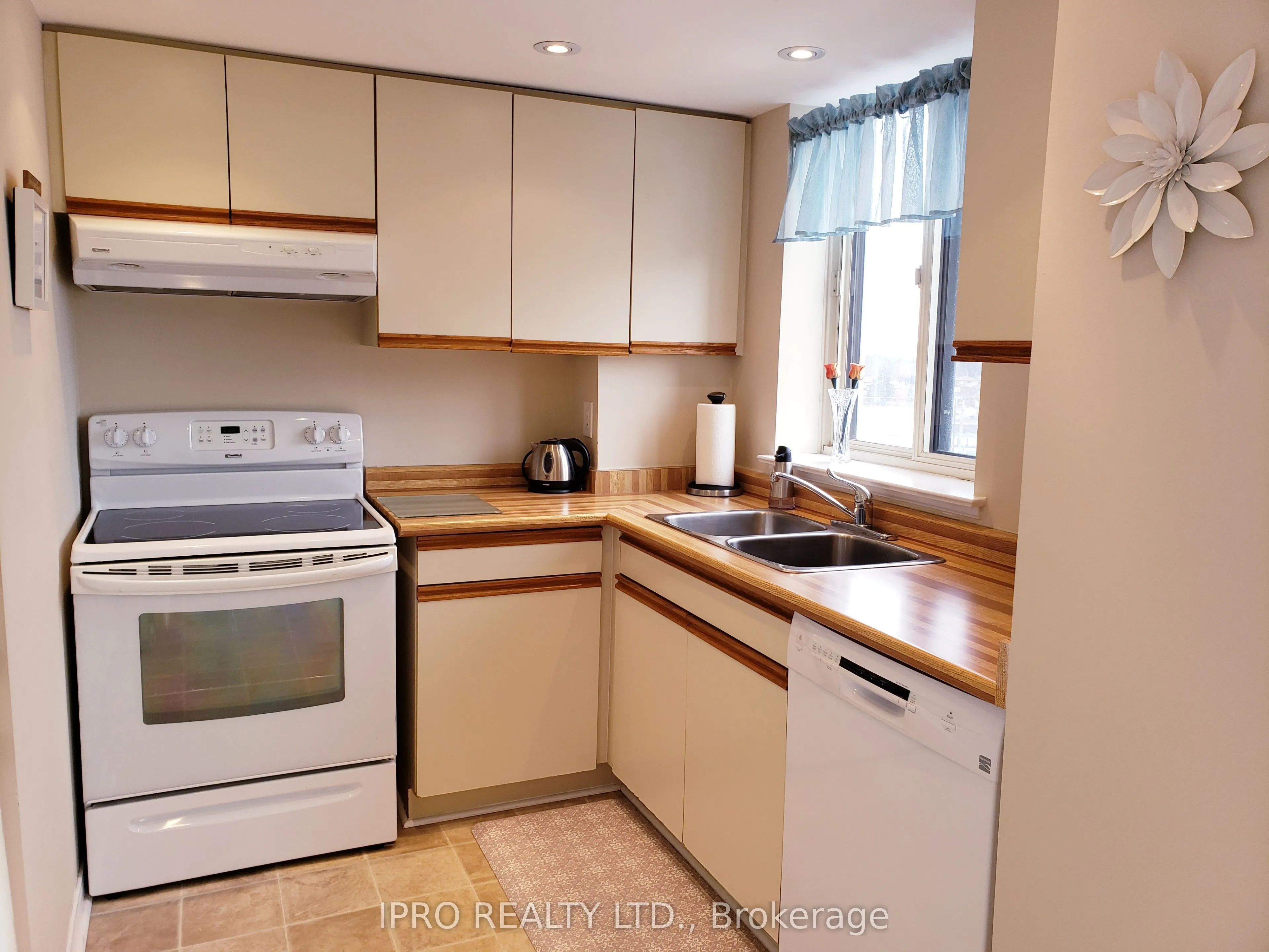 1360 Rathburn Road E, #808
