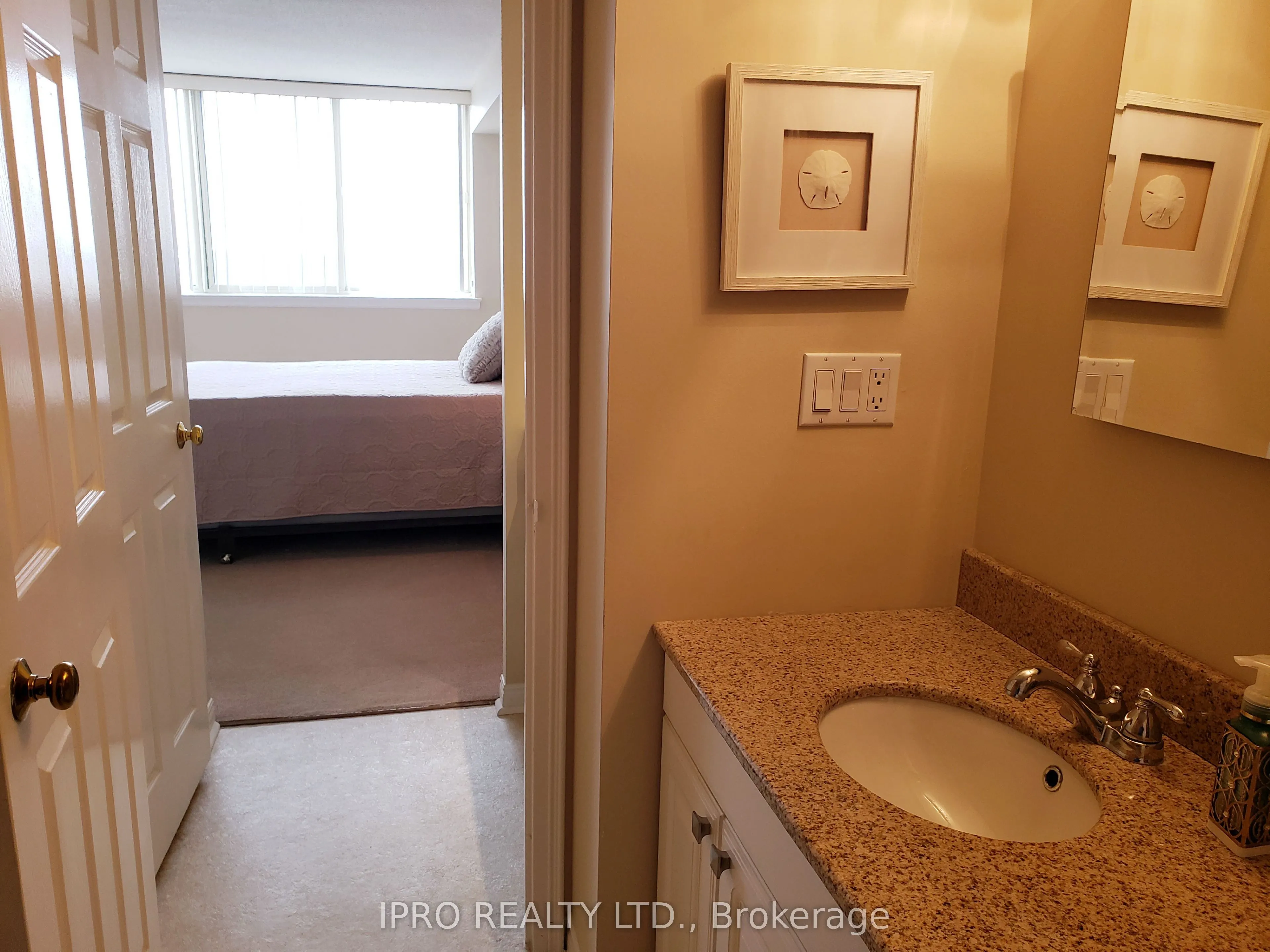 1360 Rathburn Road E, #808