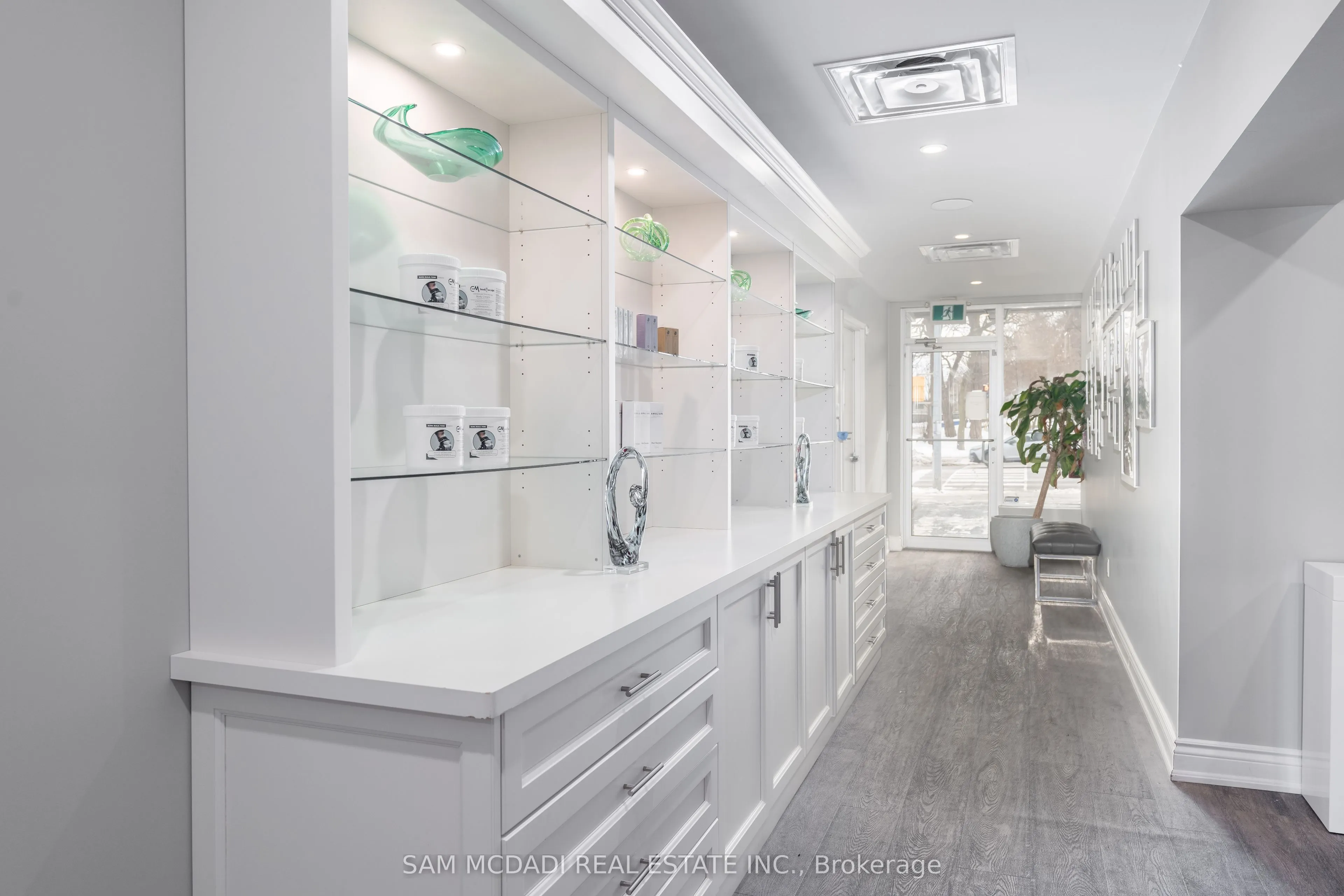 1651 Lakeshore Road W